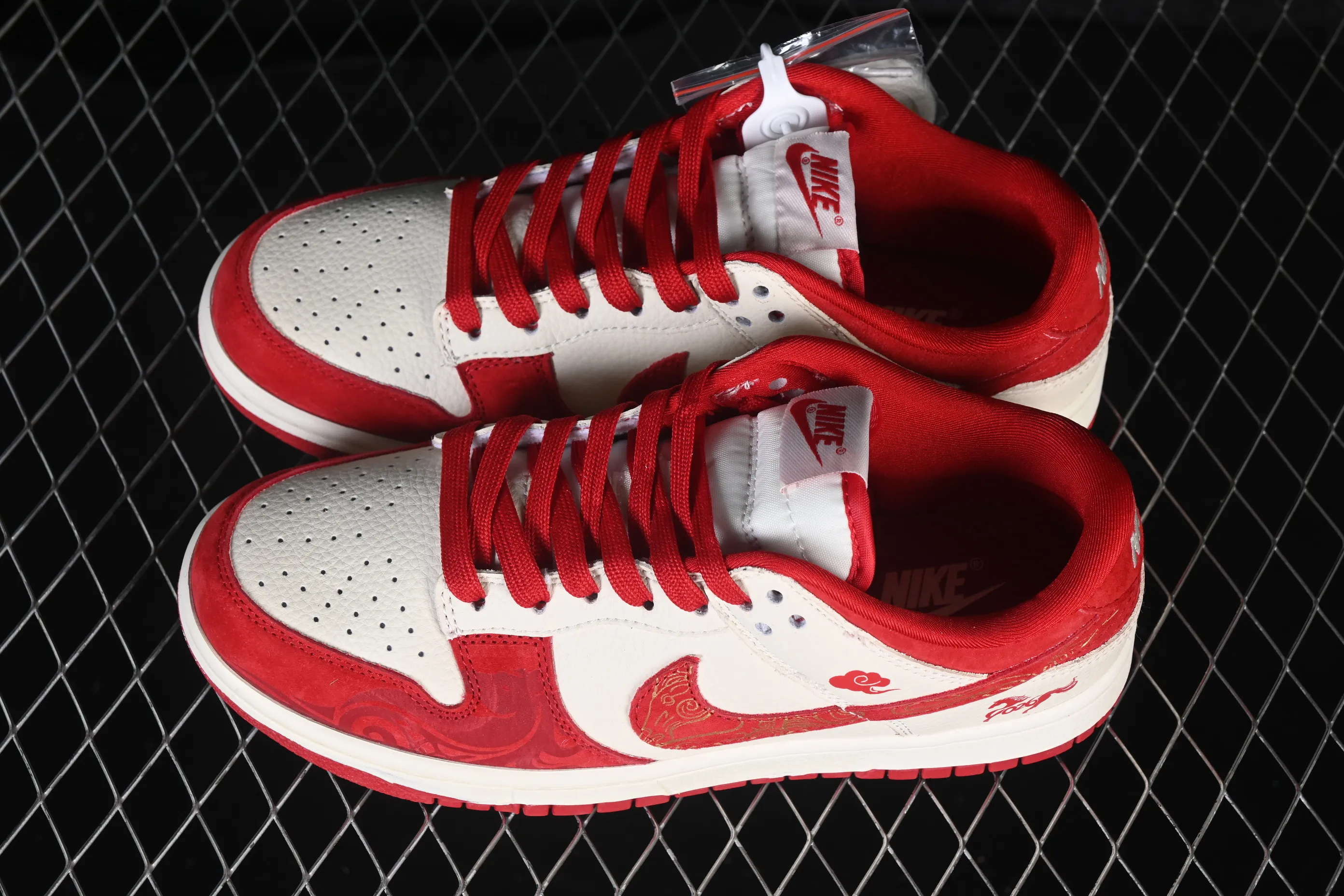 All categories Nk SB Dunk Series Nk SB Dunk Low High-end customized low-top sneakers Nike SB Dunk Low Limited to the Year of the Horse White, red and gold auspicious clouds High-end customized low-top casual sneakers SD8888-008